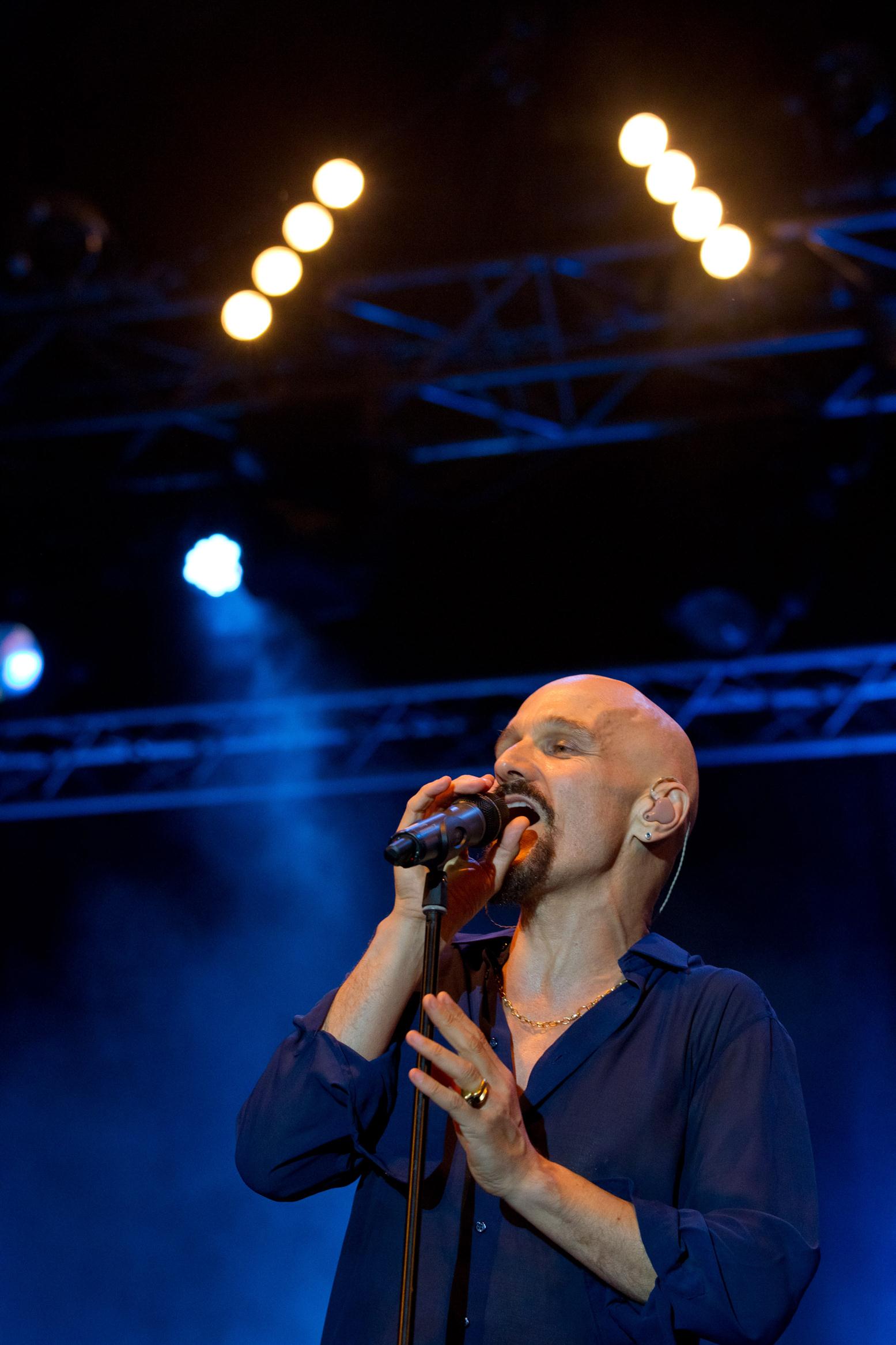 Tim Booth of James performing live in Festas do Mar fotos | Picture 62317